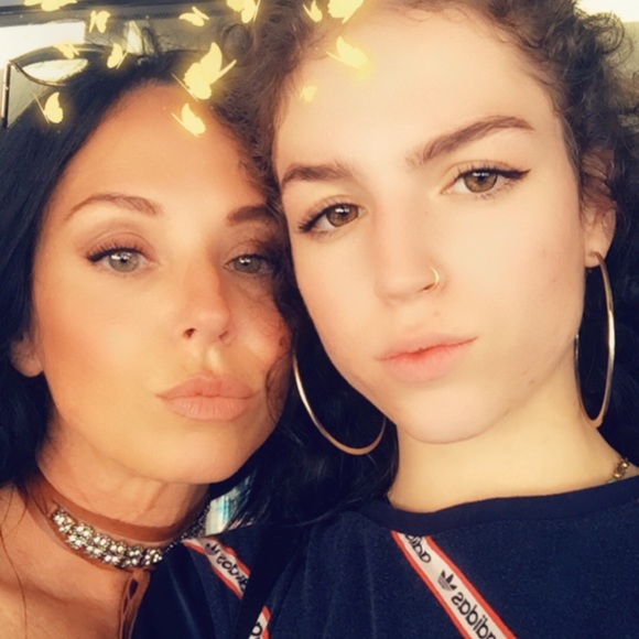 Meet your Posher, Janet - Picture 4 of 5